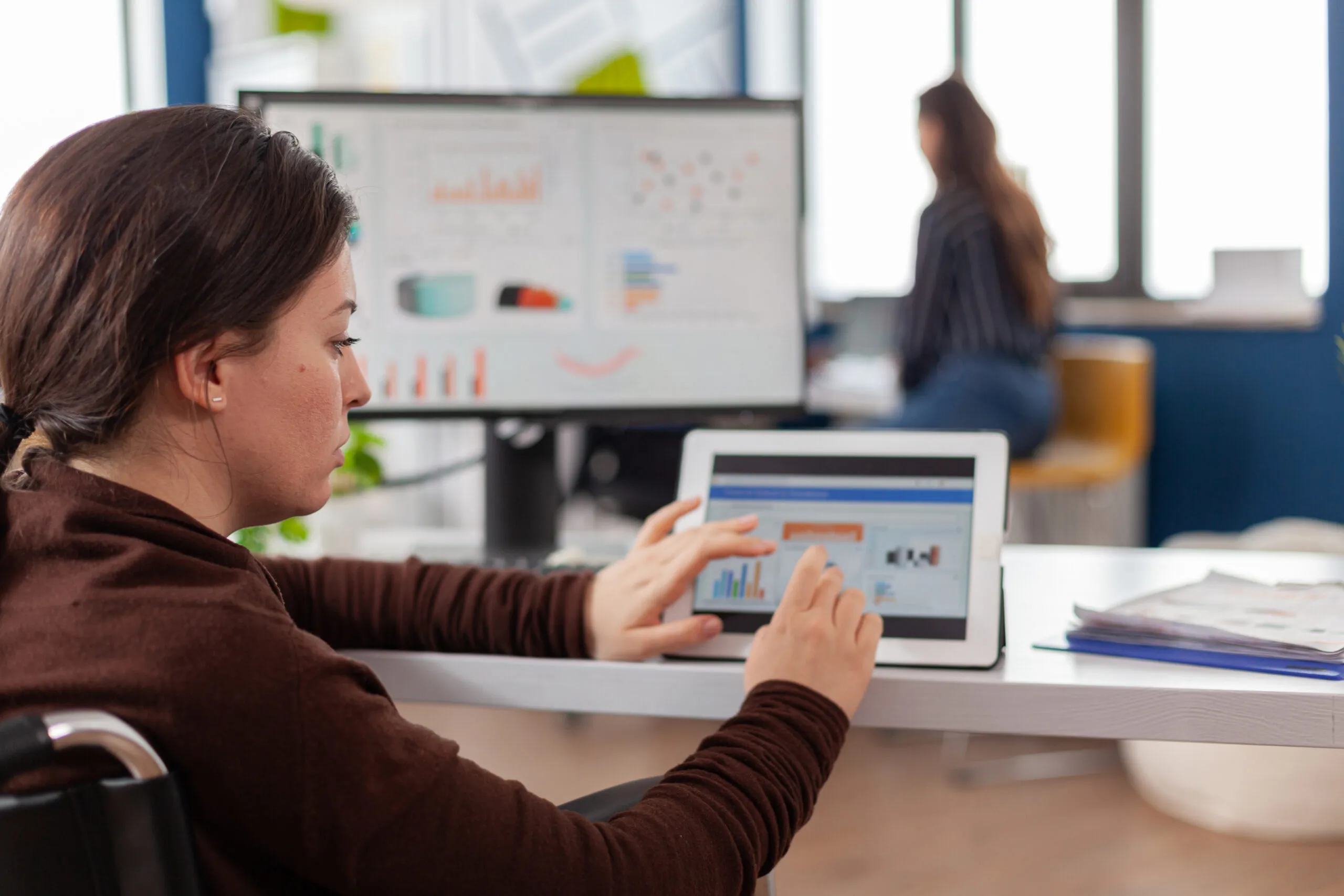 mulher operando terminal edge etz